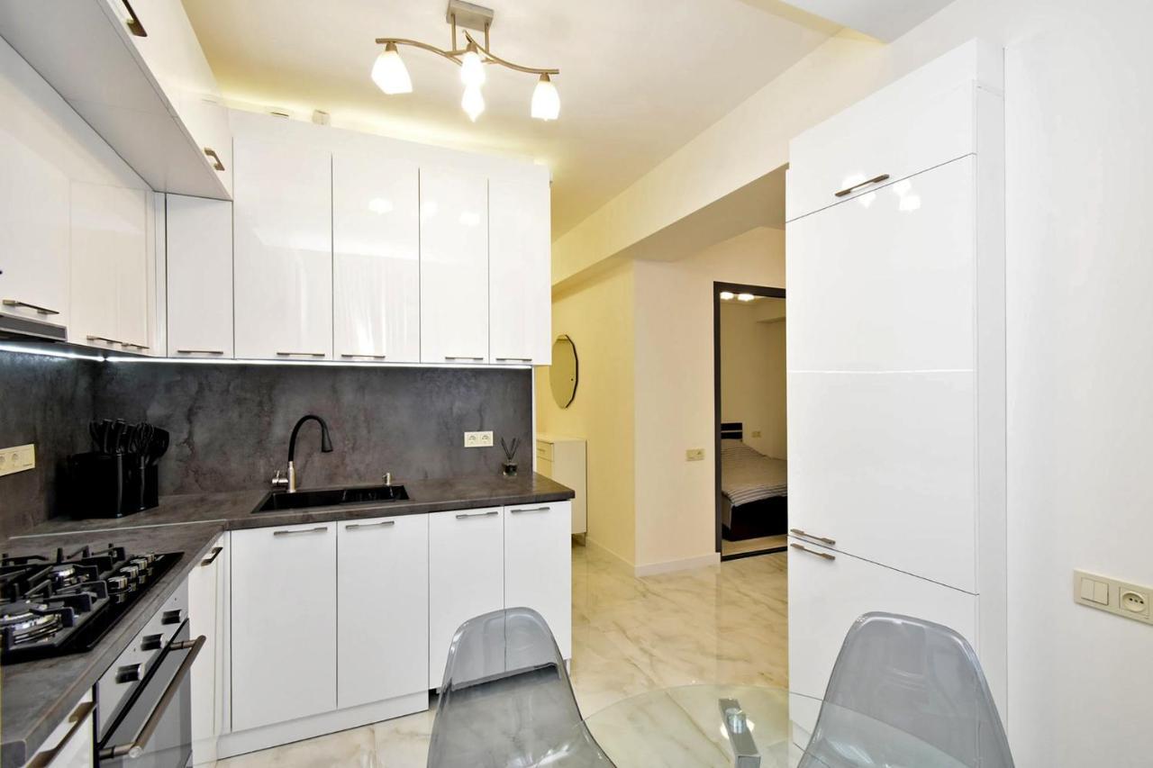 Apart House In Centr Koghbaci Strit 예레반 외부 사진
